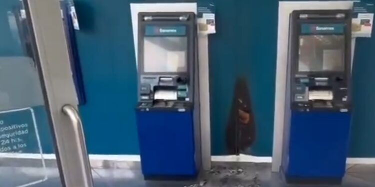 Cajeros de Banamex sufren actos de vandalismo en Puebla