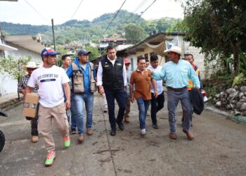 Armenta recorre Chicontla tras desbordamiento de arroyo para atender afectaciones
