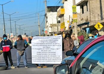 Familiares de reos del penal de San Miguel bloquean Camino al Batán para denunciar abusos