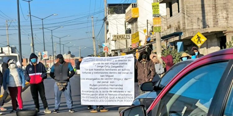 Familiares de reos del penal de San Miguel bloquean Camino al Batán para denunciar abusos
