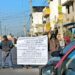 Familiares de reos del penal de San Miguel bloquean Camino al Batán para denunciar abusos