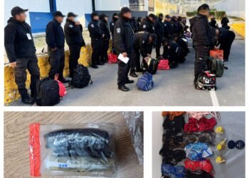 Detienen a dos custodios intentando introducir objetos prohibidos en penales de Puebla