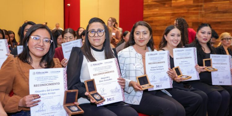 Docentes Poblanoas son reconocidos por sus prácticas educativas innovadoras