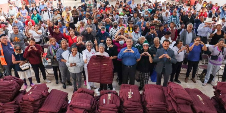 Inicia el programa Abrigando Cholula en Santiago Momoxpan