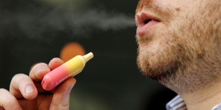 Senado aprueba reforma para sancionar la producción y comercialización de vapeadores