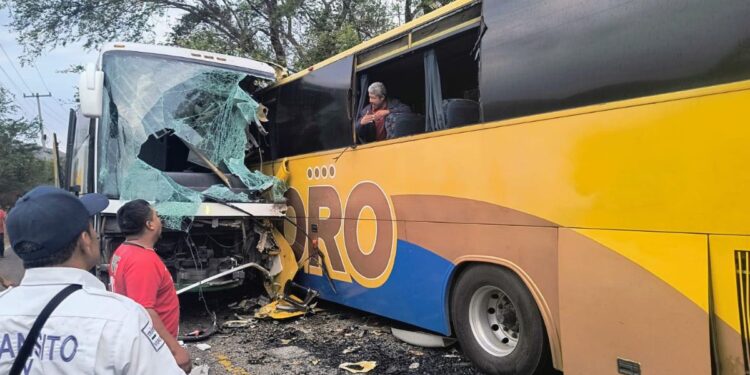 Autobuses chocan de frente en Guerrero; hay tres muertos