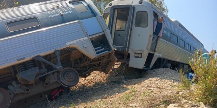 Descarrila máquina del Tren Interoceánico en Oaxaca; hay 20 heridos