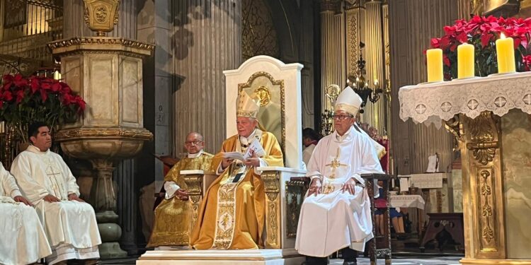 El arzobispo Víctor Sánchez Espinosa cierra la Puerta del Perdón en la Catedral de Puebla