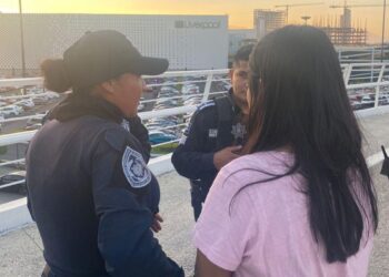 Policías evitan que mujer se arroje desde puente del Parque Lineal