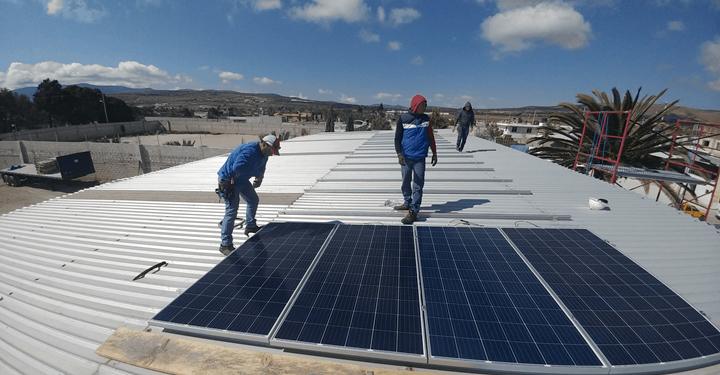Programa de paneles solares en Puebla cubrirá 42 edificios estatales para 2026: García Parra
