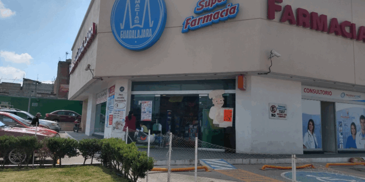 Asaltan farmacia Guadalajara en Clavijero; delincuentes logran escapar