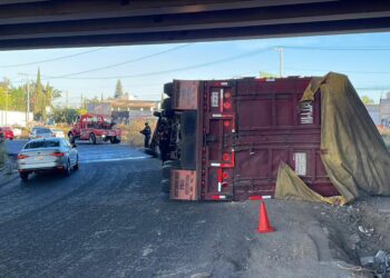 Camión cargado de cebada vuelca en la autopista México–Puebla