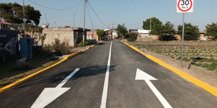 Tonantzin Fernández entrega pavimentación de la calle Lerdo de Tejada en Santa María Acuexcomac