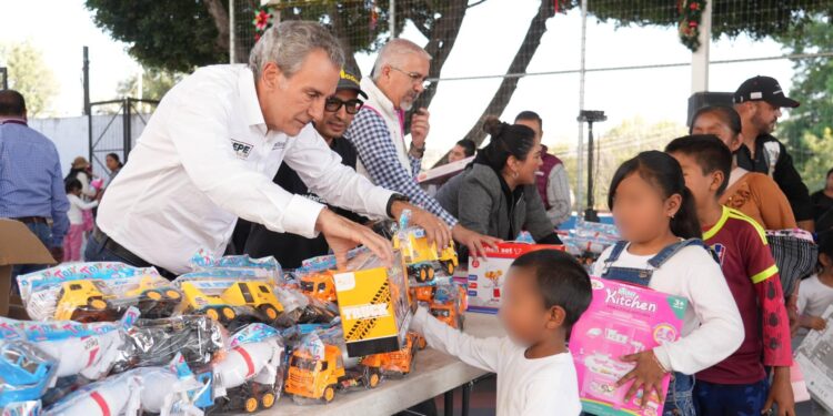 Entrega Pepe Chedraui juguetes a niñas y niños de san Andrés Azumiatla y los Ángeles Mayorazgo