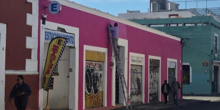 Gobierno de la ciudad invita a regularizar anuncios en el Centro Histórico