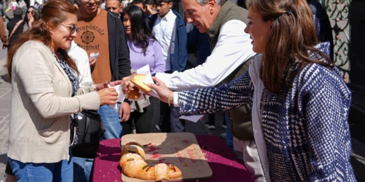 Comparten Pepe Chedraui y MariElise rosca de Reyes con poblanas y poblanos