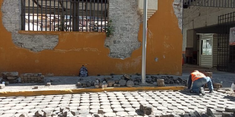 Gobierno de la ciudad realiza mantenimiento de banquetas en el Centro Histórico
