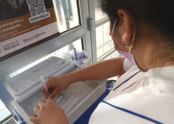 Tonantzin Fernández refuerza jornada de vacunación contra el sarampión en Santiago Momoxpan