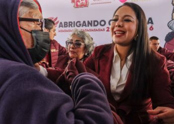 Con Abrigando Cholula, Tonantzin Fernández beneficia a adultos mayores con 1,500 chamarras en la Cabecera Municipal
