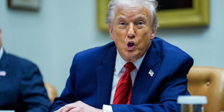 Trump dice que Venezuela entregará entre 30 y 50 millones de barriles de petróleo a EE.UU.