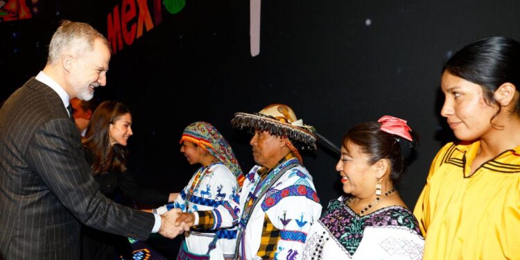 Reyes de España se reúnen con pueblos originarios de México en Fitur 2026; “es un símbolo”, dice Sheinbaum