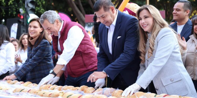 En un ambiente de paz, celebran gobierno estatal y municipal récord guinness de rosca monumental