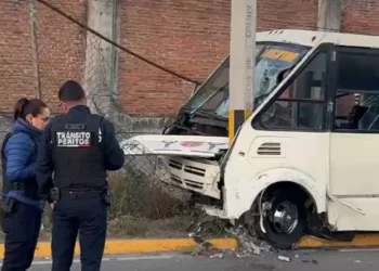 Momento de terror en Lomas de San Miguel: Ruta 76 pierde llanta y se impacta