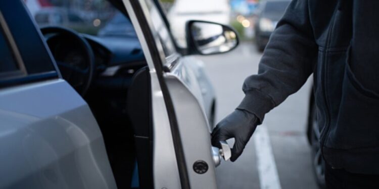 Armenta denuncia desmantelamiento de autos robados con presunta complicidad de autoridades en la región