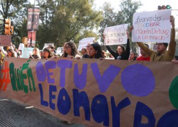 Bloqueo en el Boulevard Niño Poblano por desaparición de profesor de la Ibero Puebla