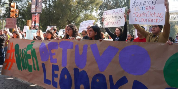 Bloqueo en el Boulevard Niño Poblano por desaparición de profesor de la Ibero Puebla