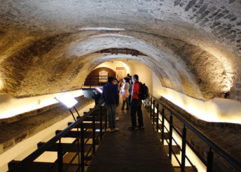 Dan mantenimiento al Puente de Bubas y al Pasaje 5 de Mayo en el Centro Histórico de Puebla