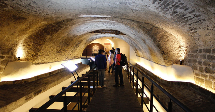Dan mantenimiento al Puente de Bubas y al Pasaje 5 de Mayo en el Centro Histórico de Puebla