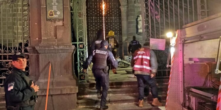 Protección Civil sofoca incendio en la Catedral de Puebla