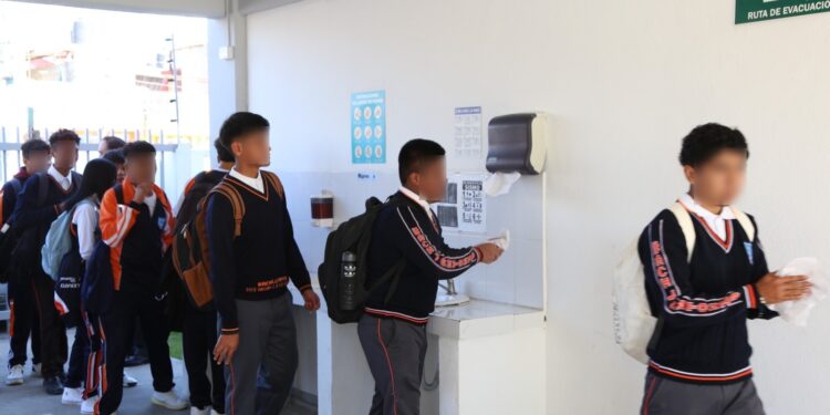 Más de 202 mil estudiantes de bachillerato regresan a clases en Puebla este 7 de enero