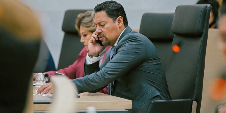 Andrés Villegas propone regular el acceso a redes sociales en menores de edad