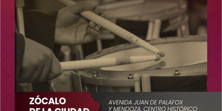 El Zócalo de Puebla vibra con la presentación de Caballeros CEUA Marching Band