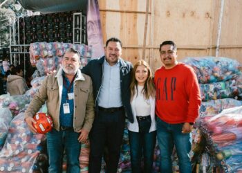 Andrés Villegas participa en la entrega de juguetes y la tradicional rosca de Reyes en Chalchicomula de Sesma