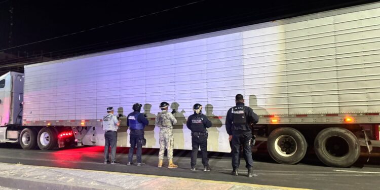 Recuperan tractocamión robado en Puebla; conductor se encuentra ileso