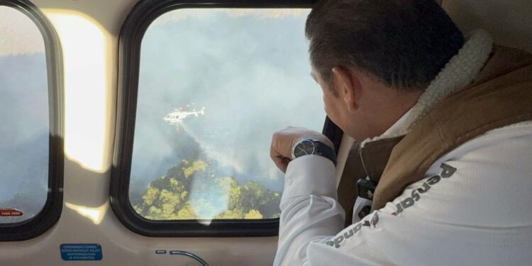 Armenta supervisa por aire incendio en la Sierra Negra; reportan 70% de control
