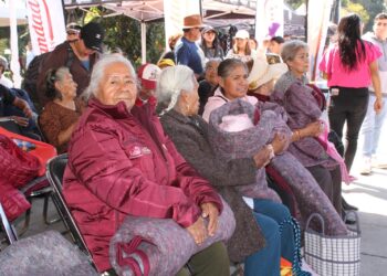 Con respaldo de Ceci Arellano, Lupita Fernández encabeza la entrega de chamarras y cobijas en San Pedro Cholula