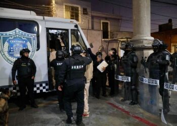 Trasladan a 30 internos del penal de Cholula al centro penitenciario de Tepetitlán de Rodríguez