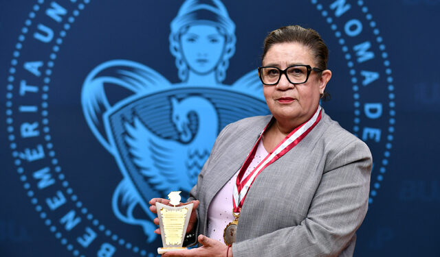 Reconocen trayectoria de directora de Contaduría Pública de la BUAP