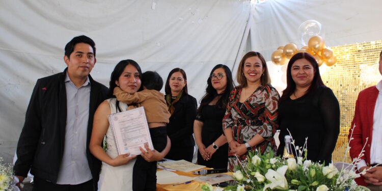 Rosy Díaz encabeza Bodas Comunitarias y une en matrimonio a 20 parejas