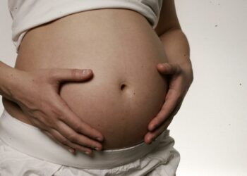 Mujeres embarazadas no deben vacunarse contra el sarampión, ¿por qué?