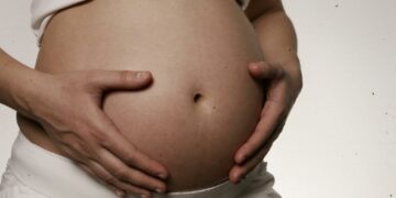 Mujeres embarazadas no deben vacunarse contra el sarampión, ¿por qué?