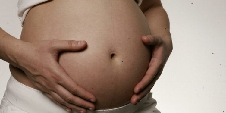 Mujeres embarazadas no deben vacunarse contra el sarampión, ¿por qué?