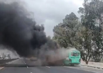 Ataque con bombas molotov incendia vehículos en la autopista México–Puebla