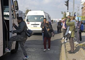 Usuarios del transporte público enfrentan demoras por falta de camiones