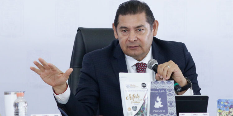 Hay apoyos y diálogo, pero no chantajes, advierte Armenta ante posible paro del transporte