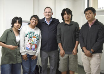 Pedro Ángel Palou inspira a estudiantes de la BUAP a explorar la escritura y la lectura